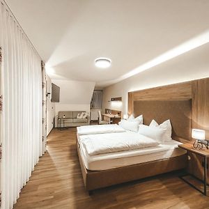Zimmer mit Kingsize-Bett